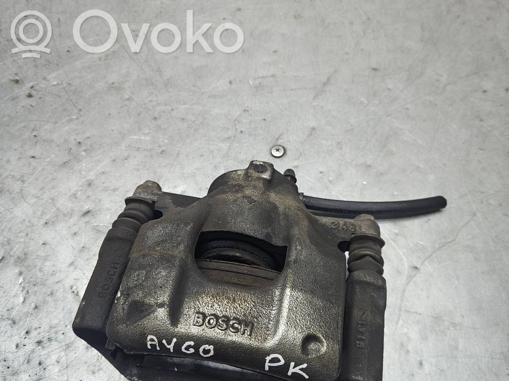 Toyota Aygo AB40 Zacisk hamulcowy przedni 