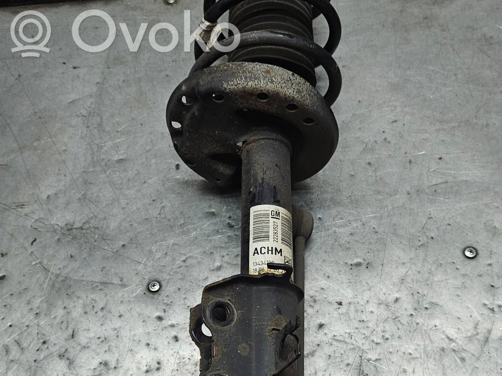 Opel Corsa E Priekšpusē amortizators 