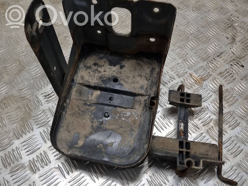 Akkulaatikon alusta   522AA02408