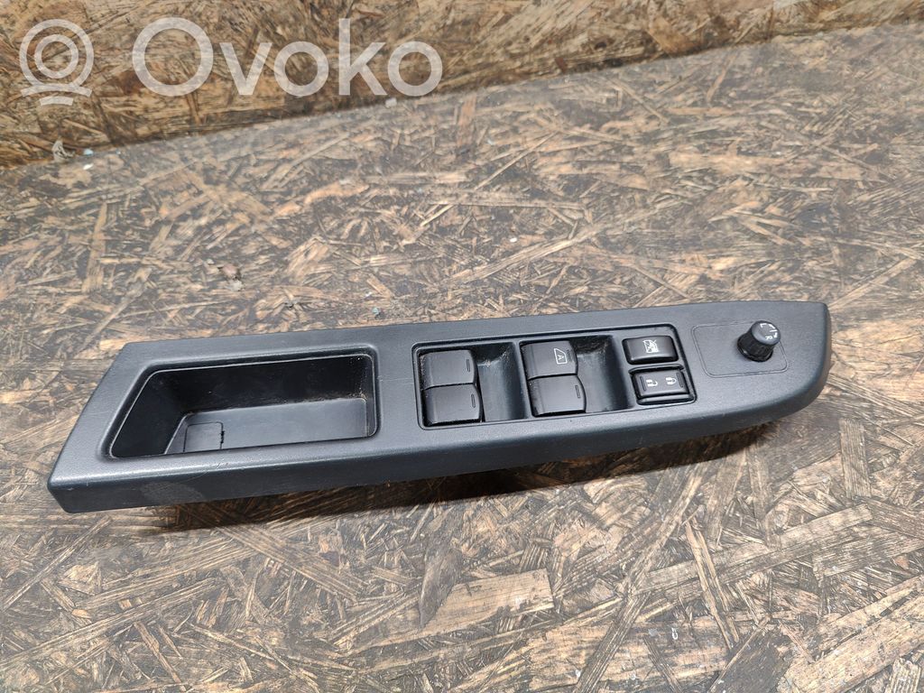 Subaru XV Electric window control switch 