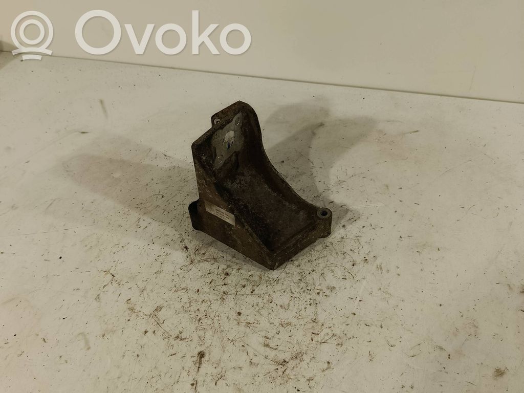 Opel Vivaro Engine mounting bracket 