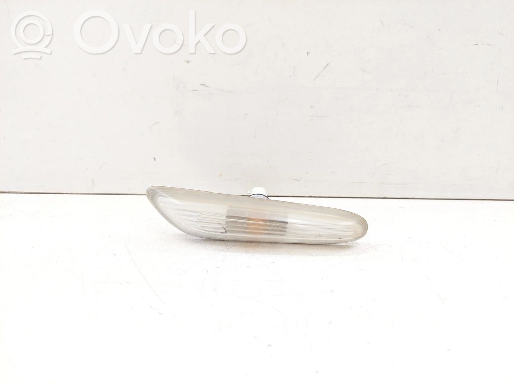 BMW 5 E60 E61 Etupuskurin suuntavilkku 