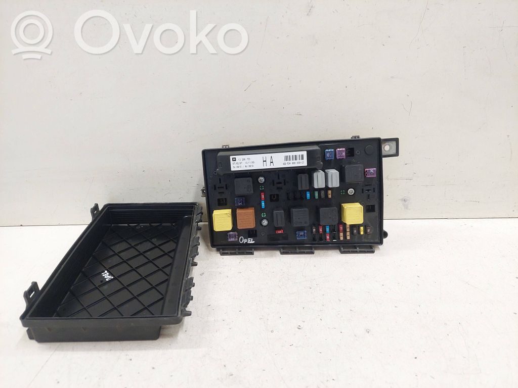 Opel Astra H Fuse module 