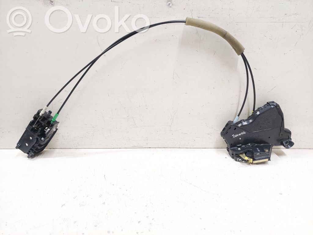 Toyota Corolla E120 E130 Priekšpusē slēdzene 