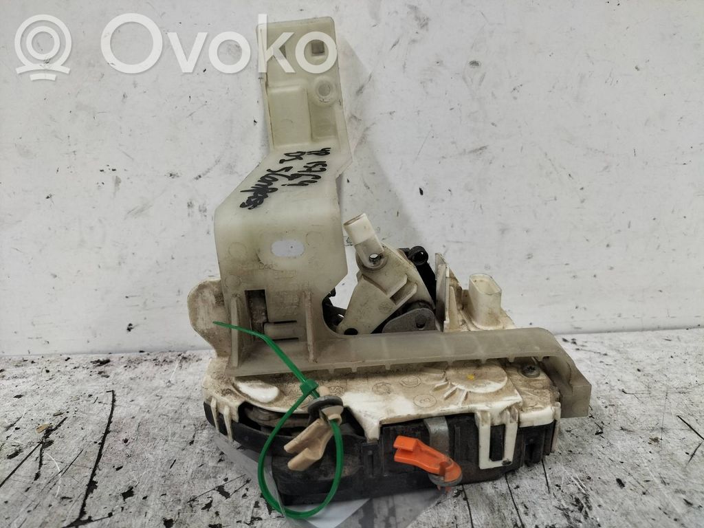 Front door lock   A052111