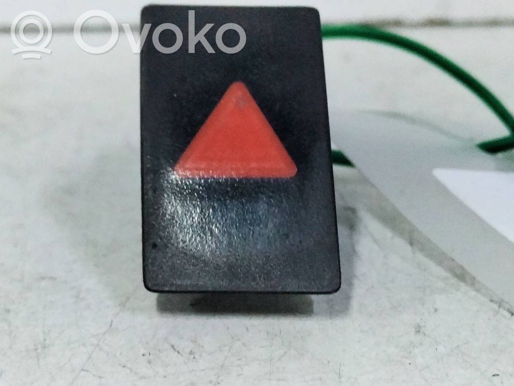 Botón interruptor de luz de peligro   15B279