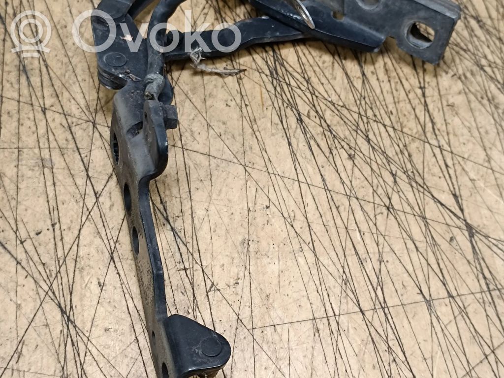 Engine bonnet/hood hinges   8402173