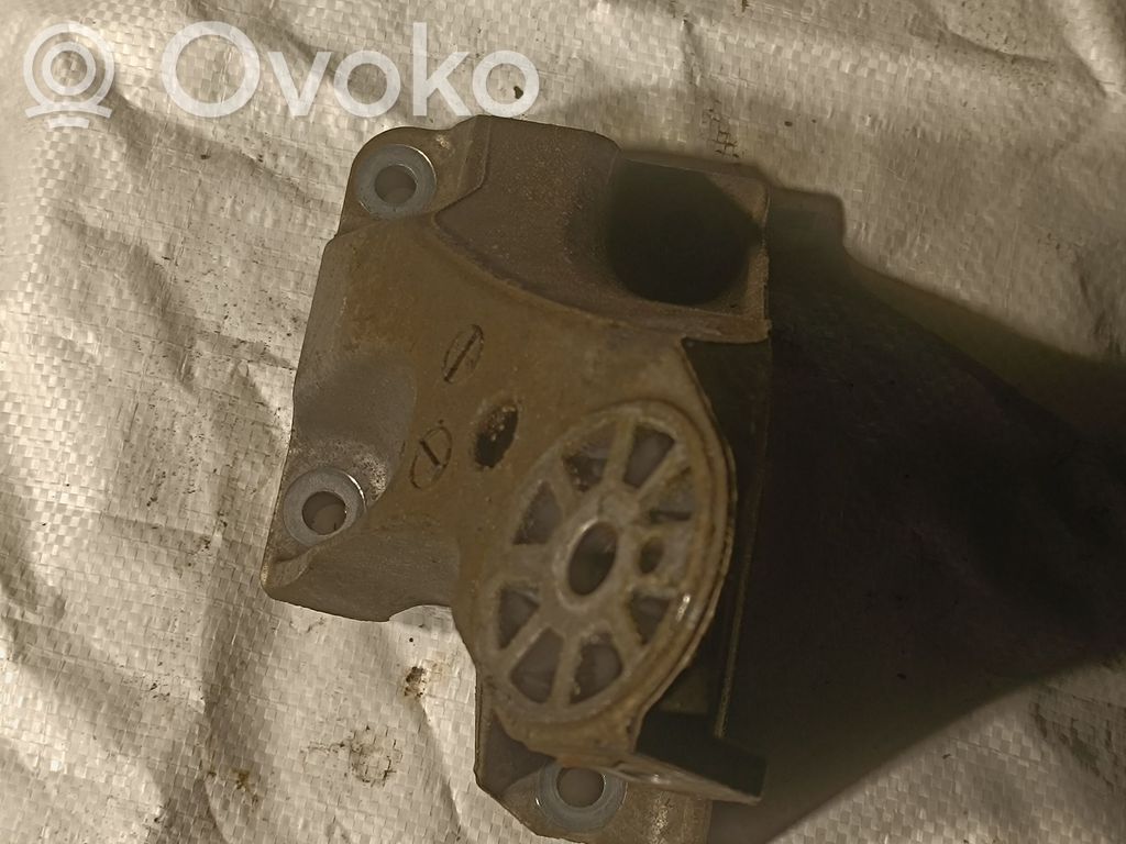 Volkswagen Touareg I Engine mounting bracket 