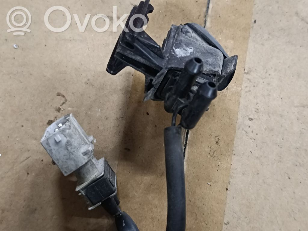 Windshield washer spray nozzle   8350355