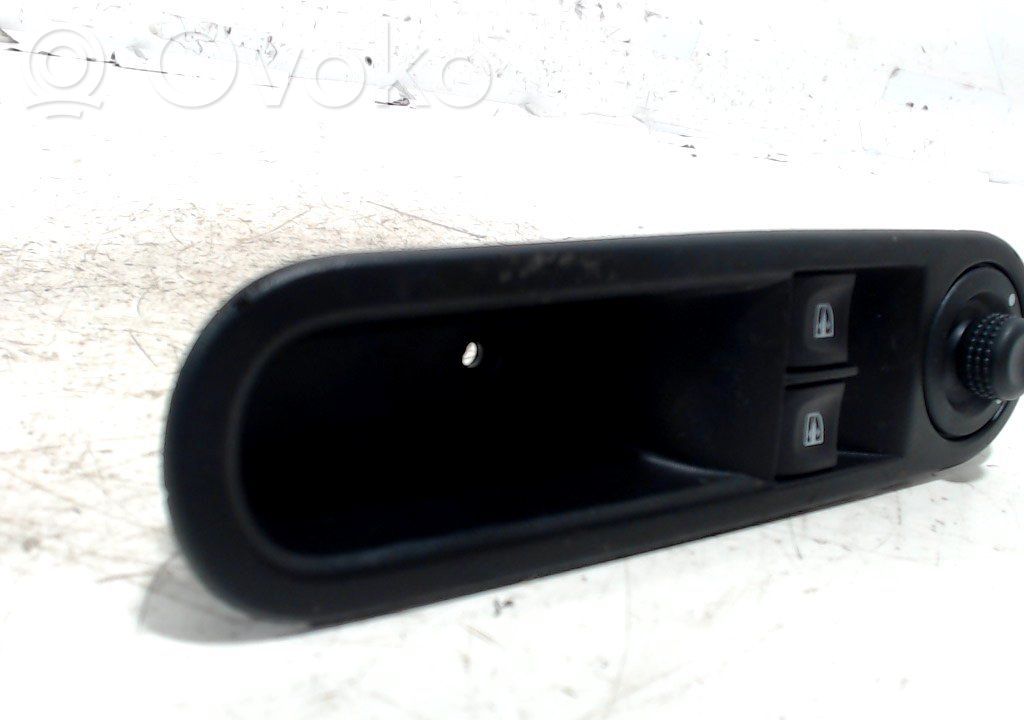 Renault Twingo III Electric window control switch 