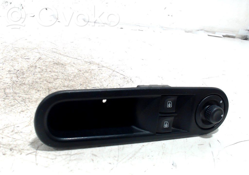 Renault Twingo III Electric window control switch 