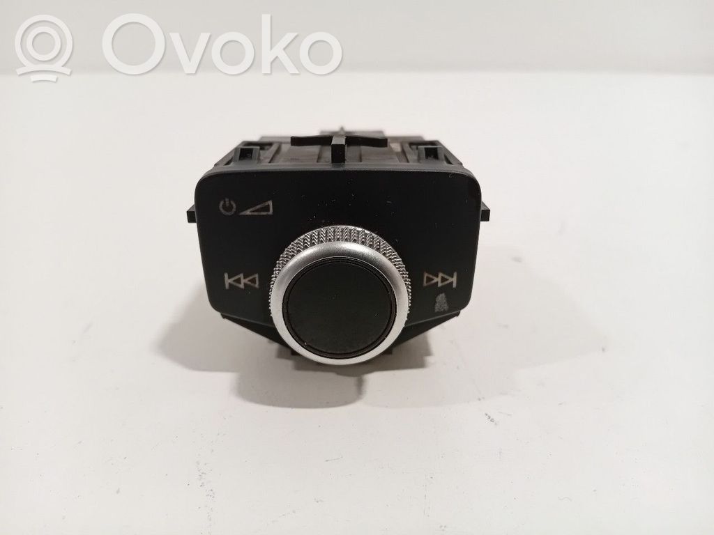 Audi A1 Steering wheel buttons/switches 