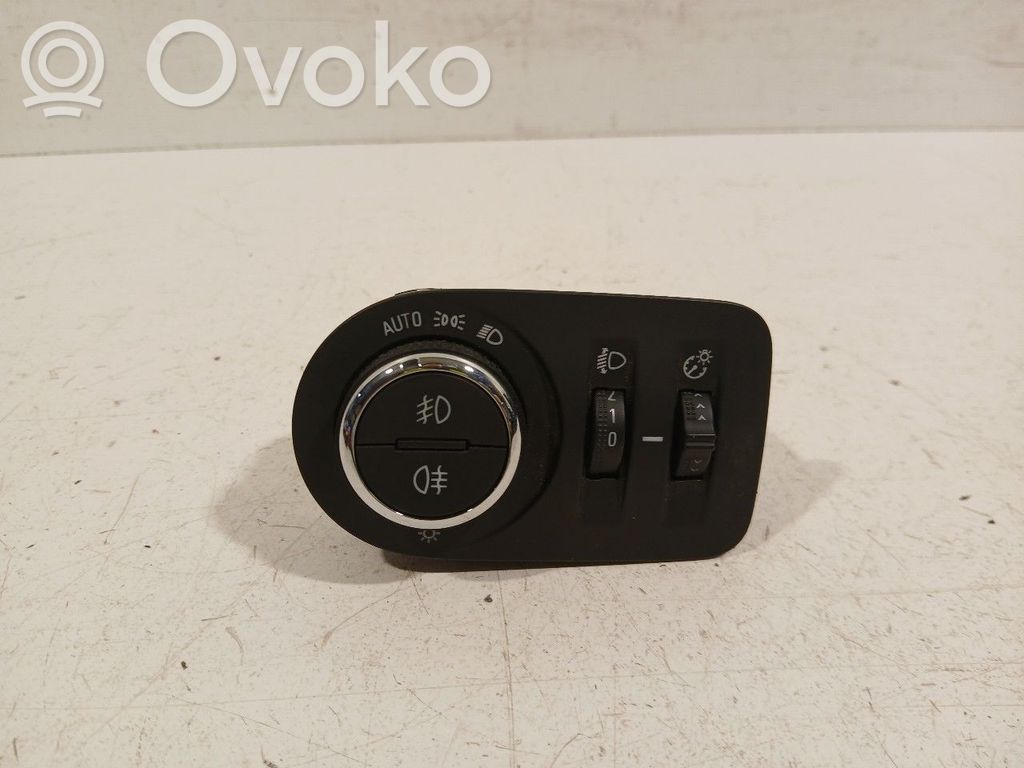 Light switch   39085924