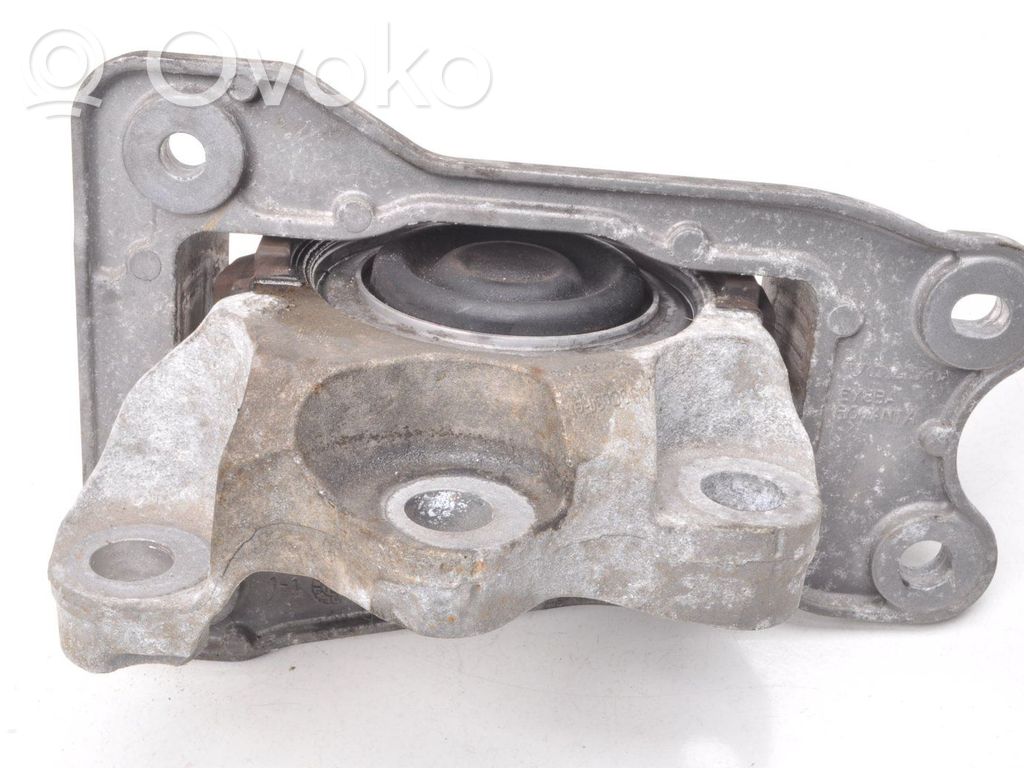Volvo XC90 Engine mounting bracket 