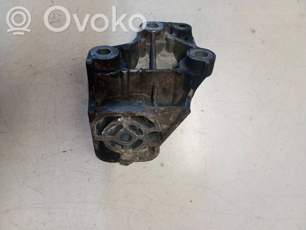 Volvo V70 Engine mounting bracket 