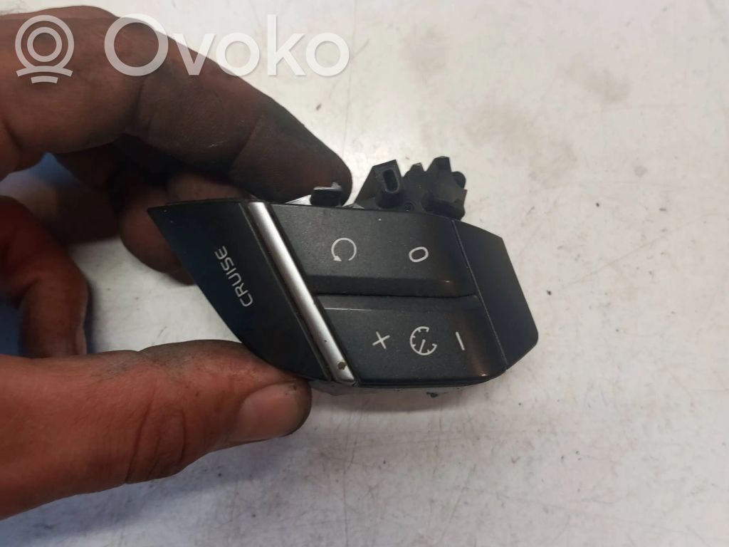 Volvo XC90 Steering wheel buttons/switches 