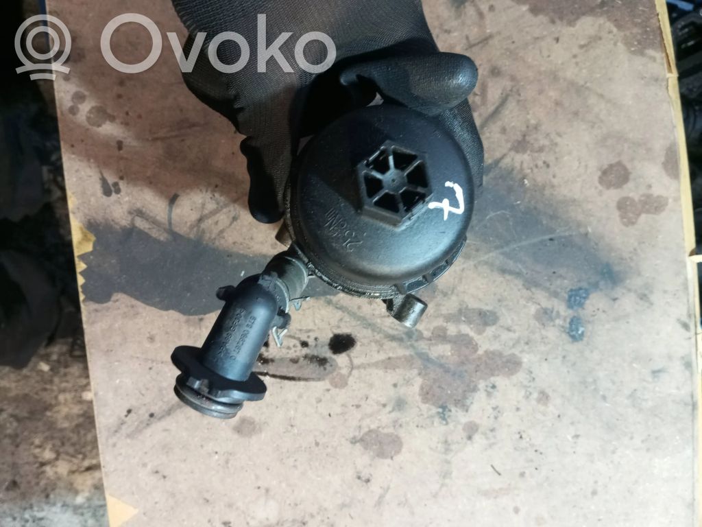 Volvo V50 Oil filter mounting bracket 