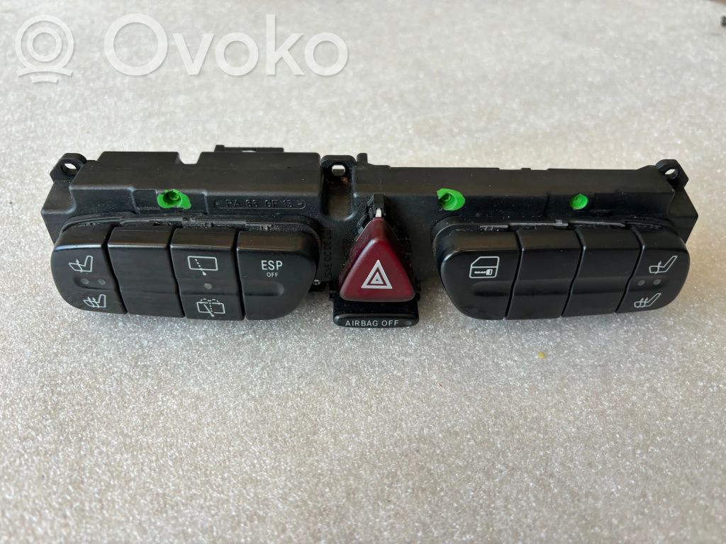 Mercedes-Benz CLK A209 C209 Botón interruptor de luz de peligro 