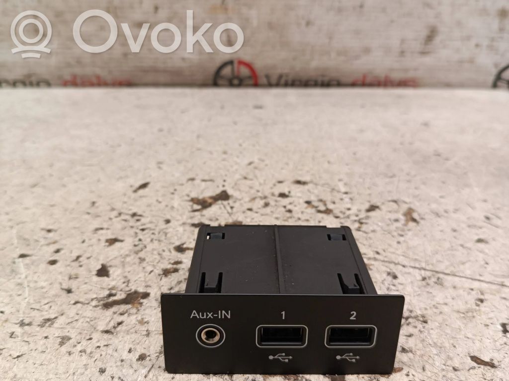 Renault Captur II AUX in-socket connector 