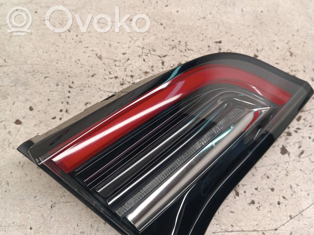 Tesla Model 3 Задний фонарь в крышке 