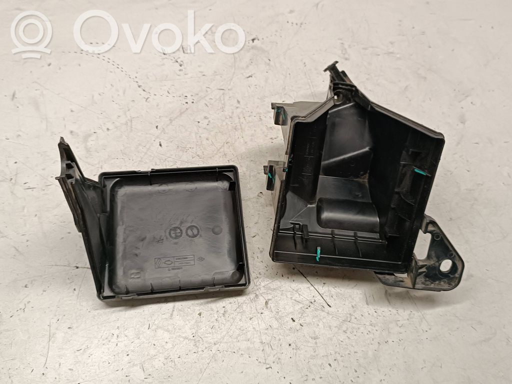 Renault Latitude (L70) Skrzynka bezpieczników / Komplet 