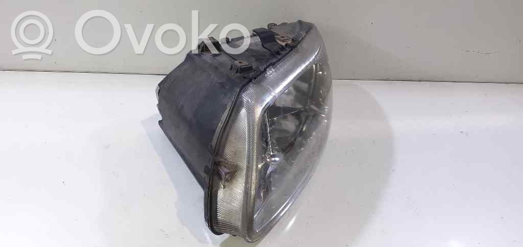 Chrysler Voyager Lampa przednia 