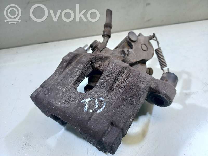 Opel Vectra C Jarrusatulan tyynyn pidike takana 