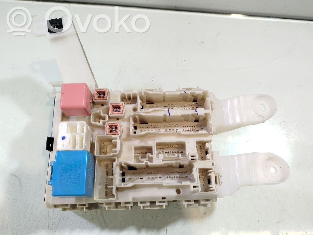 Toyota Auris 150 Ramka / Moduł bezpieczników 