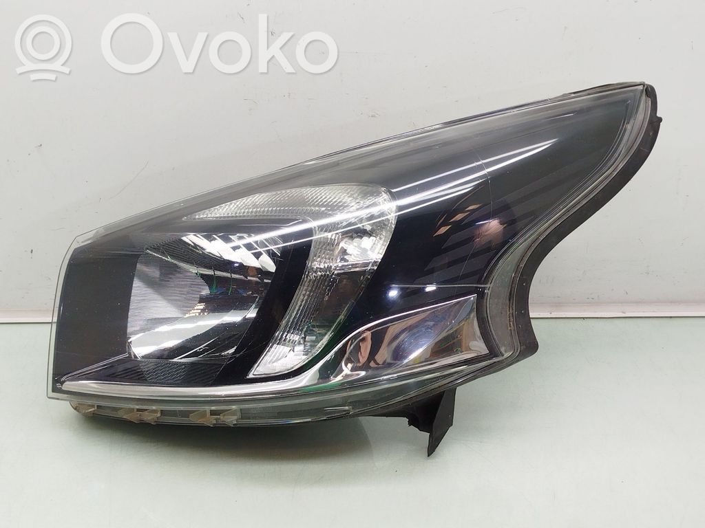 Opel Vivaro Lampa przednia 