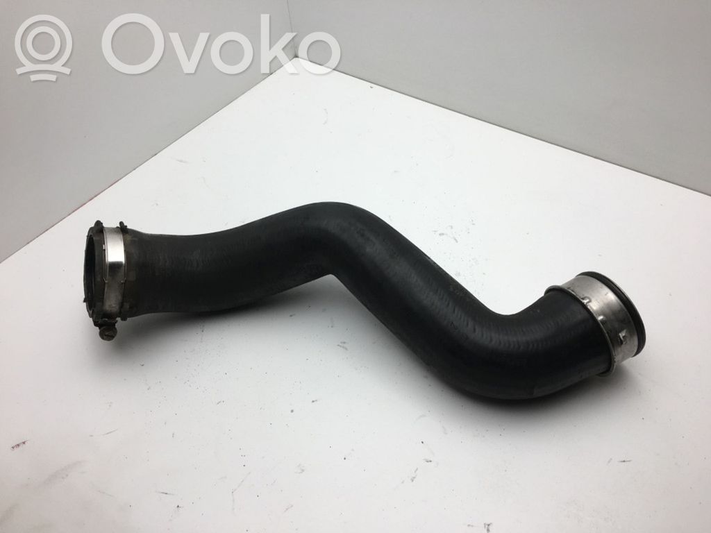 Audi A4 S4 B7 8E 8H Soporte de montaje de la manguera del intercooler 