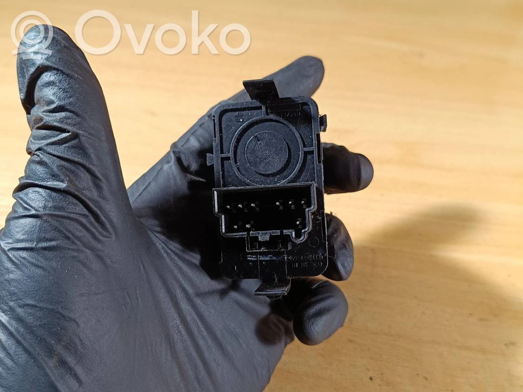 Wing mirror switch   39754D