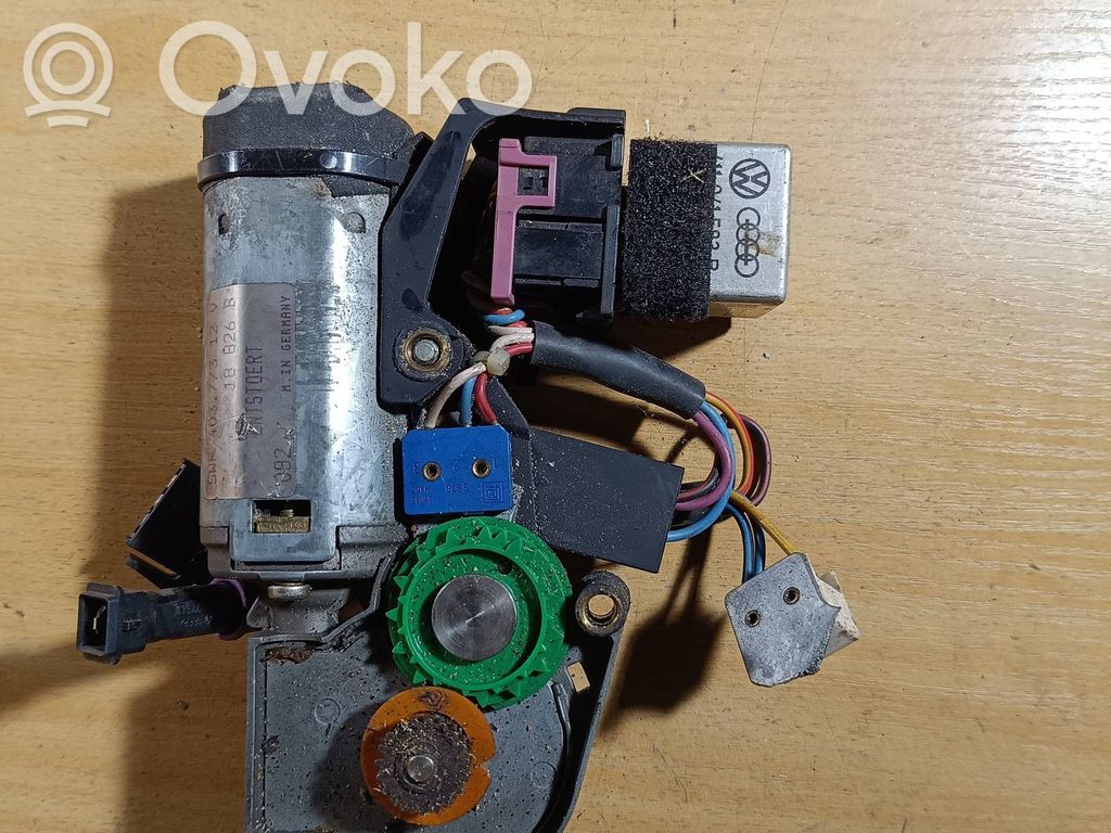 Moottori/käyttölaite   4A0877795