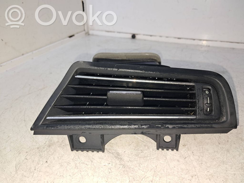BMW 5 F10 F11 Kojelaudan sivutuuletussuuttimen kehys 