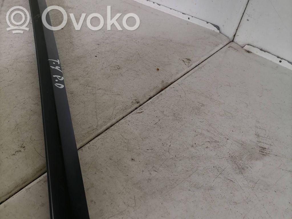 Tesla Model Y Etuoven lasin muotolista 