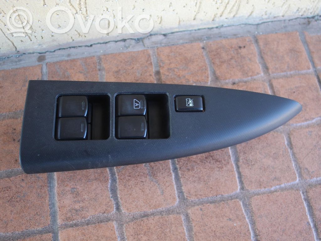 Nissan Note (E11) Quarter vent window switch 