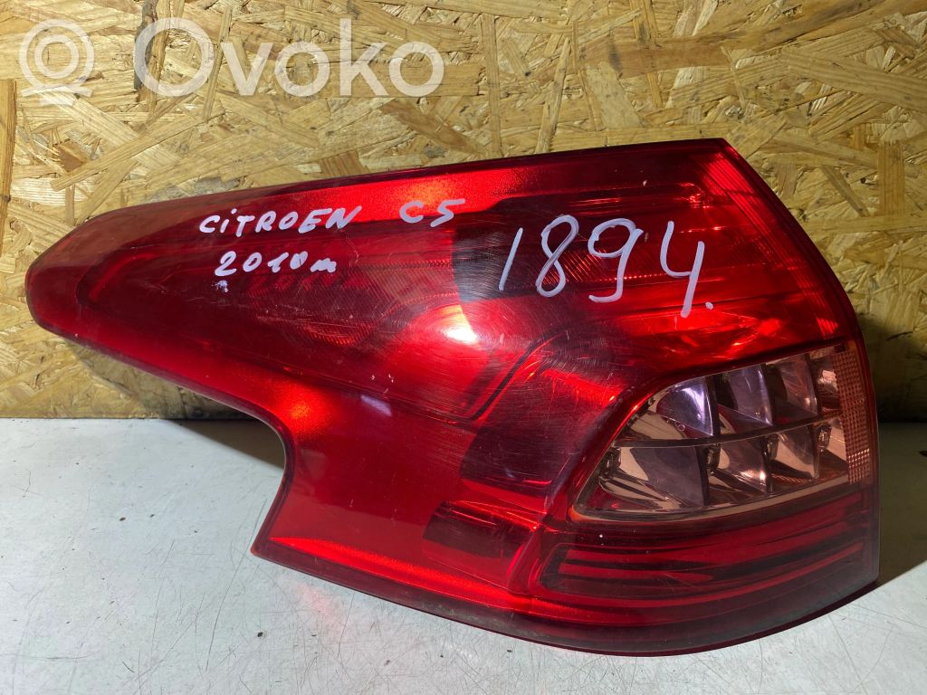 Задний фонарь в кузове   E207145