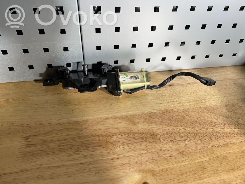 BMW 5 E60 E61 Aizmugurējā pārsega pievilcējs 