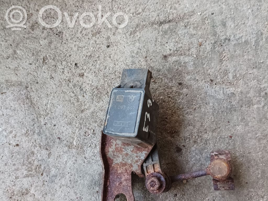 BMW 5 E39 Czujnik poziomowania tylnego zawieszenia pneumatycznego 