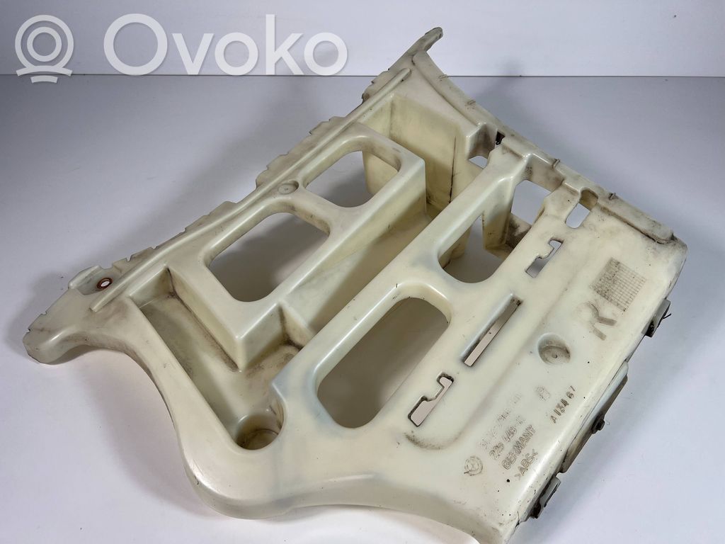 Rear bumper mounting bracket   7906506,A1XT67