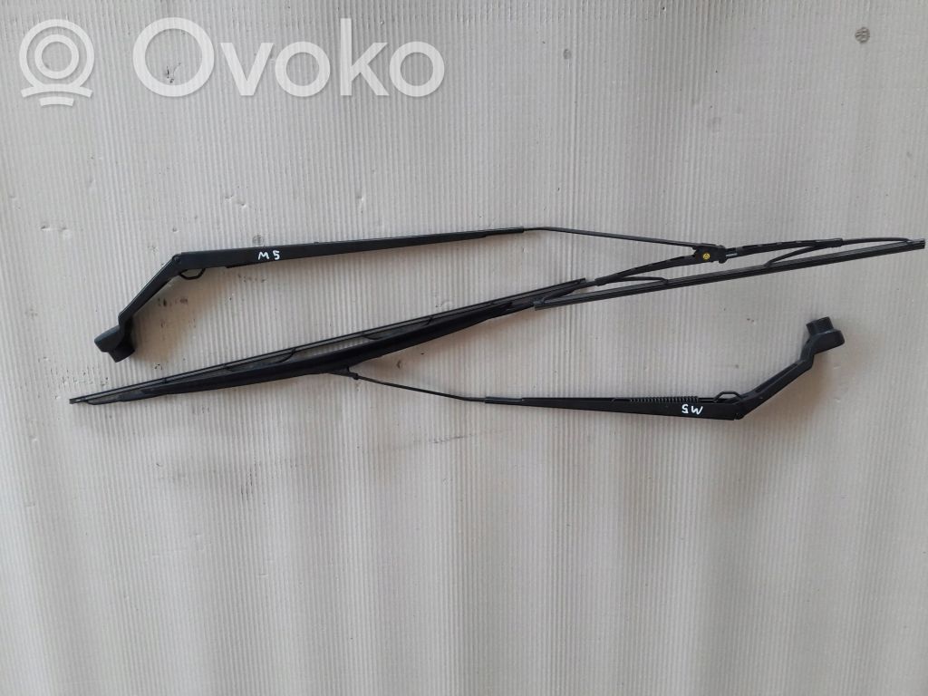 Front wiper blade arm