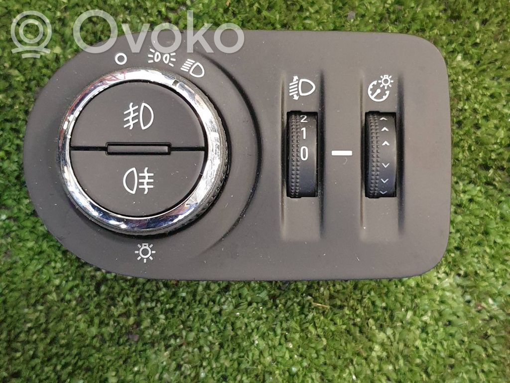 Light switch   13470445
