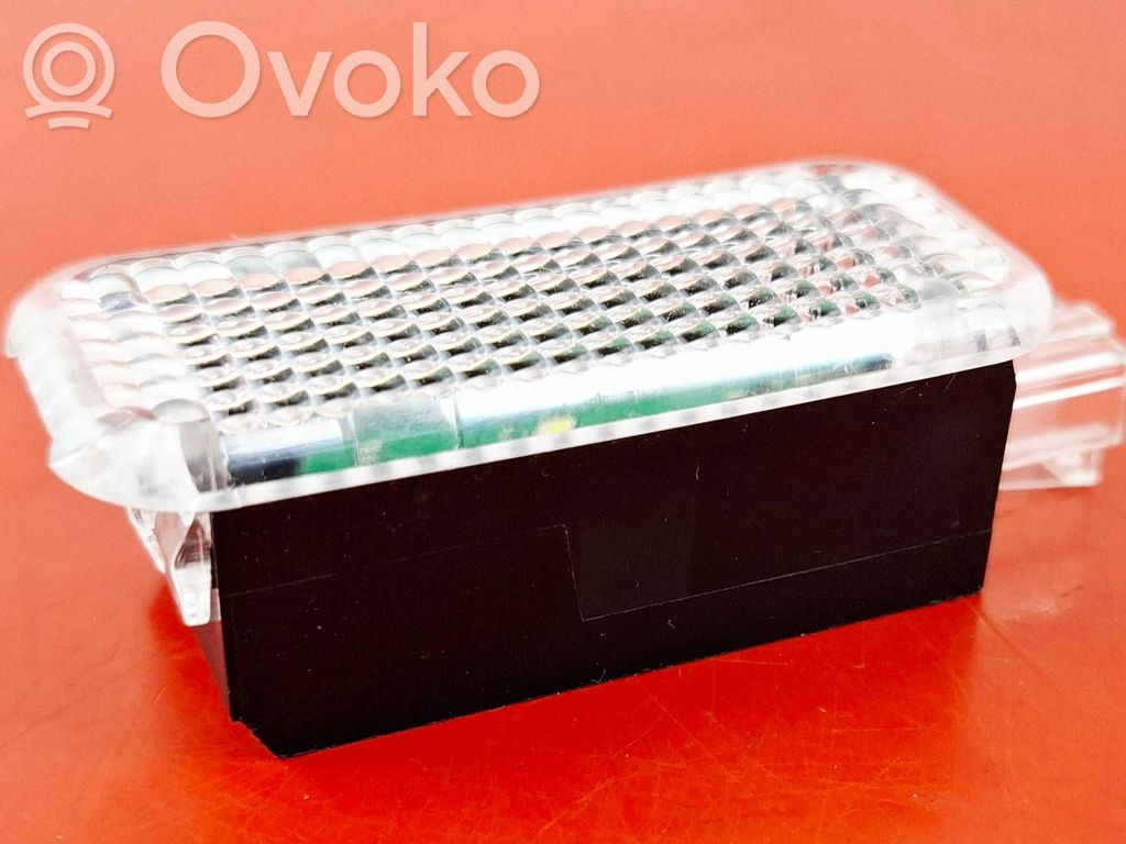 Audi A4 S4 B9 Luz interna puerta trasera 