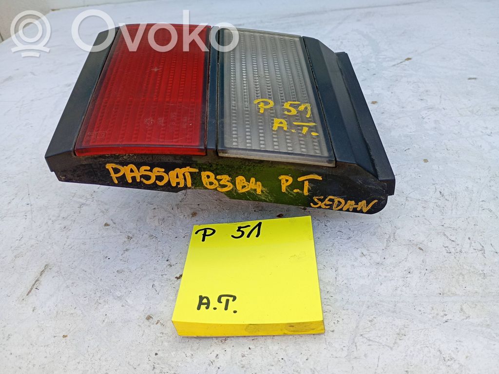 Volkswagen PASSAT B3 Lampă spate în capacul portbagajului 