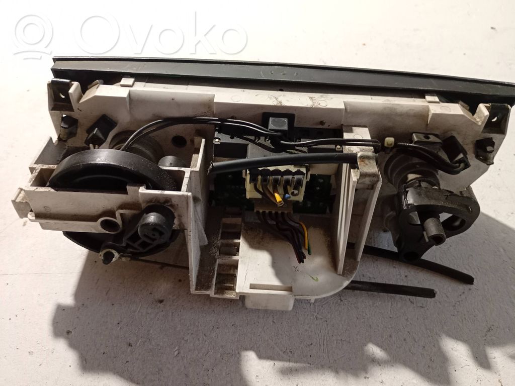 Konsola środkowa / Panel sterowania   887965