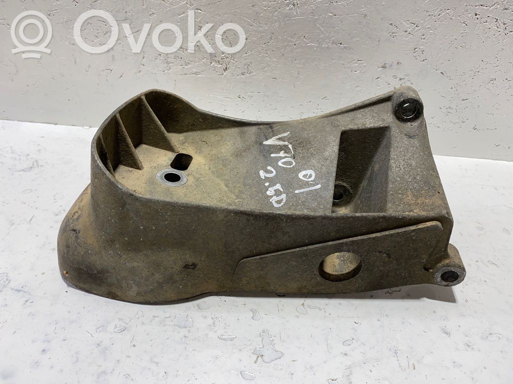 Volvo V70 Engine mounting bracket 