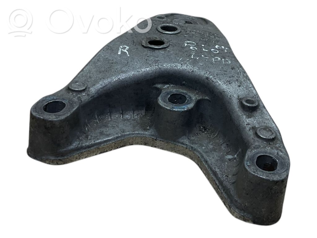 Volkswagen Polo IV 9N3 Engine mounting bracket 