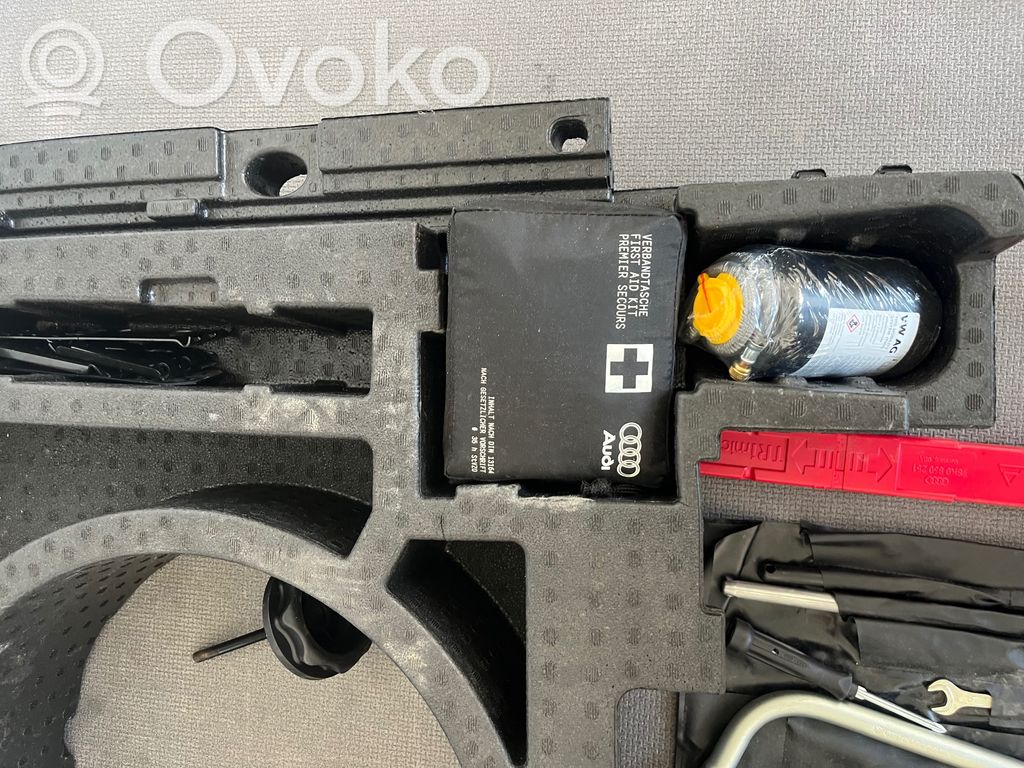 Audi Q5 SQ5 FY Muu vararenkaan verhoilun elementti 