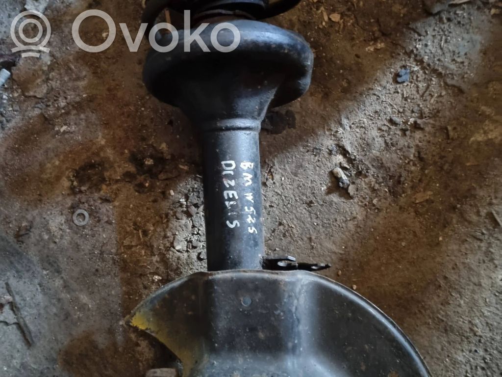 Priekšpusē amortizators ar atsperi
