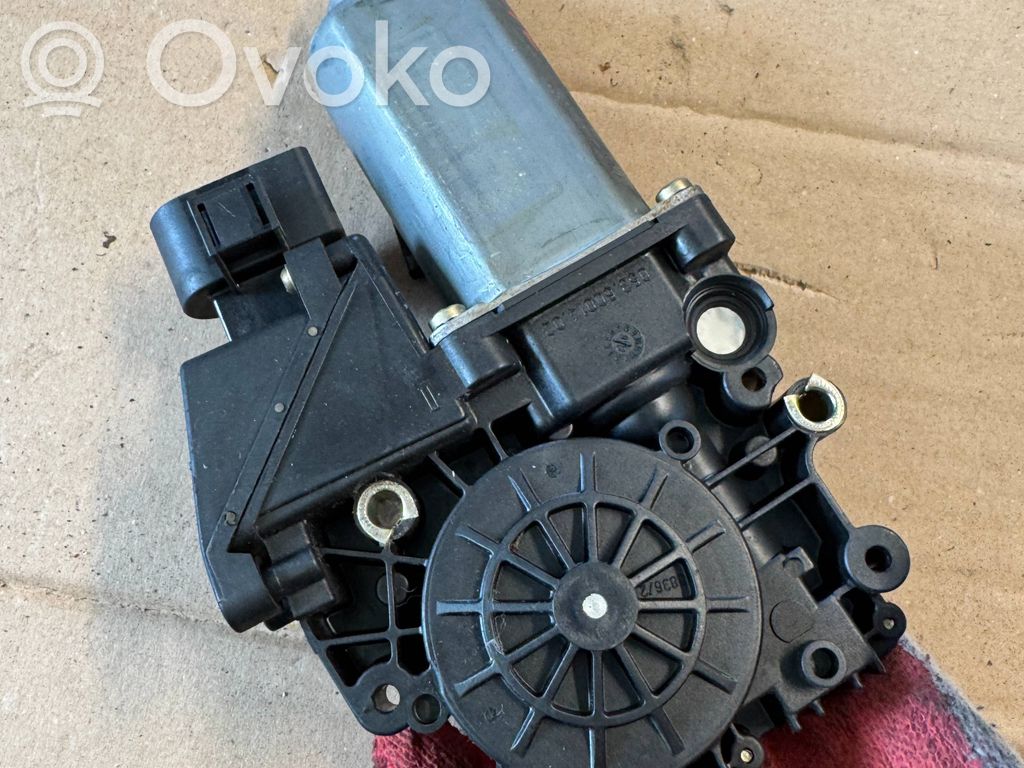 Audi A8 S8 D2 4D Silniczek podnośnika szyby drzwi 