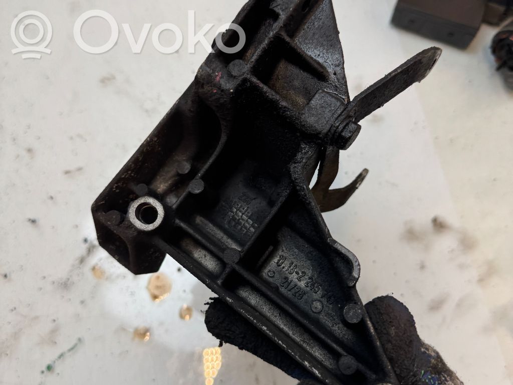 BMW 5 E39 Engine mounting bracket 
